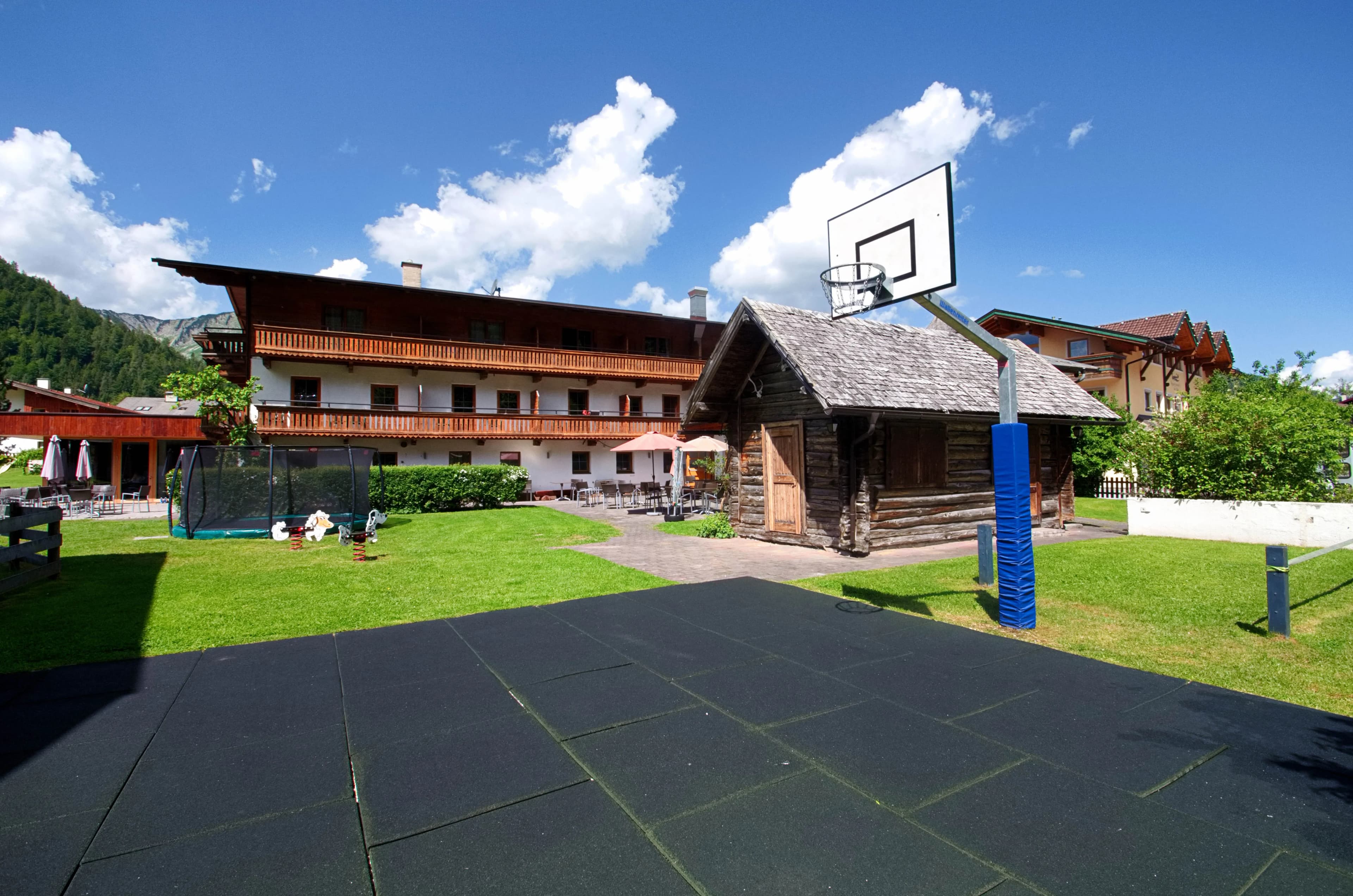Trampolin und Basketballplatz